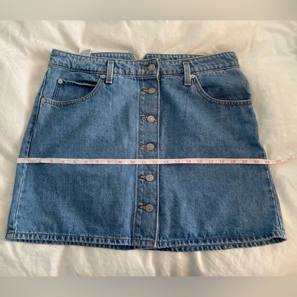 LEVIS Mini Button Front Denim Skirt / Medium Wash / Size 32 - Picture 6 of 7